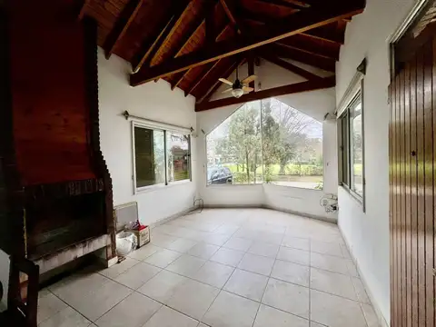 Casa en Alquiler con 3 cocheras