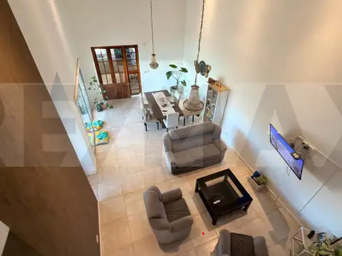 Casa 6 ambientes con 2 baños