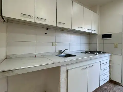 Alquiler departamento monoambiente con patio castelar