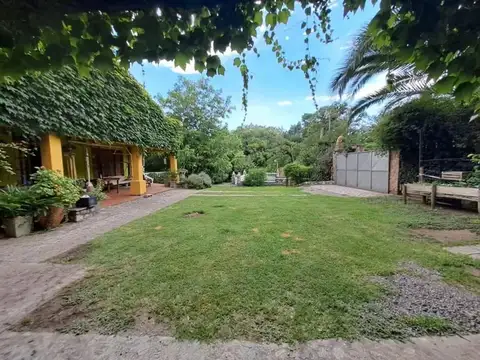 Casa en Venta con 3 cocheras
