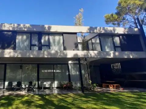 Casa 8 ambientes con 4 baños