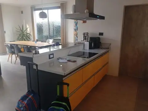 Casa 5 ambientes con 2 baños