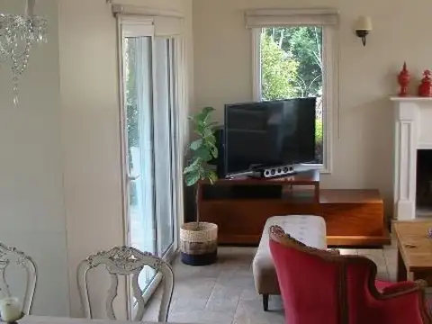 HERMOSA CASA  EN TRES PLANTA EN EXCELENTE UBICACIÓN - EL ROCÍO