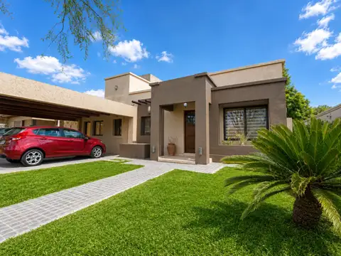 VENTA HERMOSA CASA CON PILETA EN GUAYMALLEN