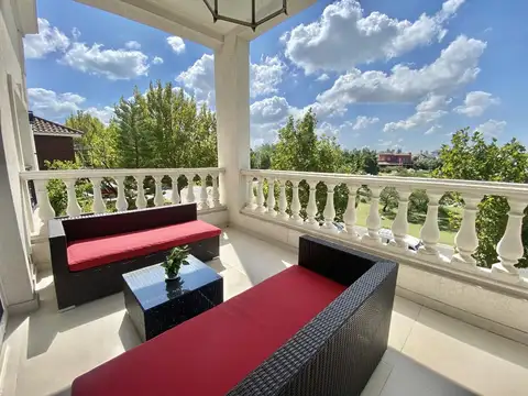 Casa en Alquiler con 2 cocheras