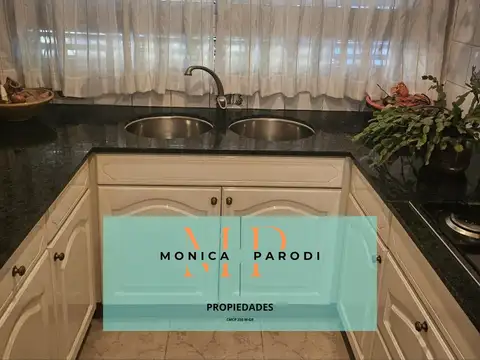 Casa en Venta con 3 cocheras