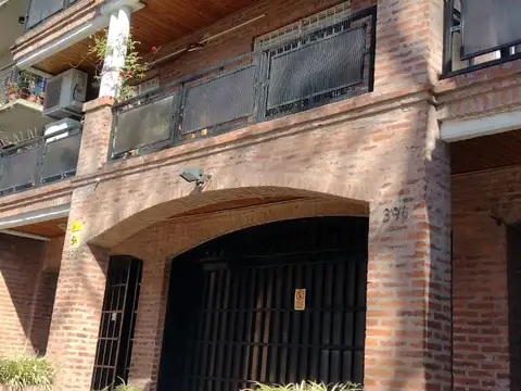Excelente departamento de 2 ambientes con patio. Muy buena ubicacion