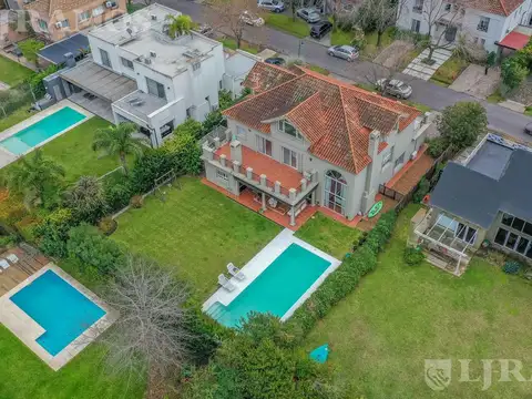 5 DORMITORIOS, ESCRITORIO Y PLAYROOM. LOTE INTERNO.
