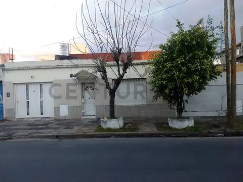 Venta casa con local en Lomas del Mirador