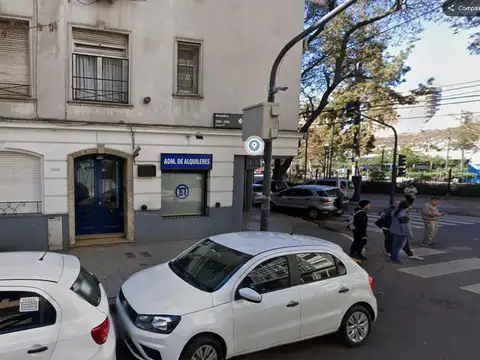 1 AMBIENTE SUPER LUMINOSO BAÑO Y COCINA SEPARADO CON EXPENSAS E IMPUESTOS INCLUIDOS  FRENTE A PLAZA