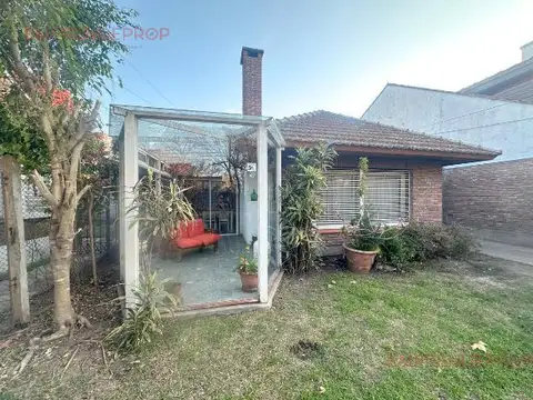 Excelente Casa en Adrogué: 3 Dormitorios, Pileta y Espacios Amplios.