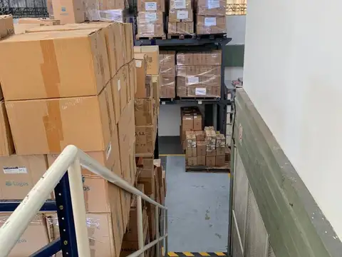 EXCELENTE GALPON en inmejorable ZONA con OFICINAS y gran estacionamiento.