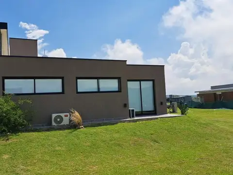 Casa en Alquiler con 3 cocheras