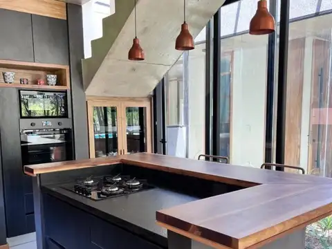Casa en Alquiler con 3 cocheras