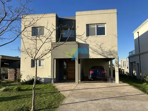 Venta Casa en 2 Plantas, Lote Central,  5 Ambientes, Con Piscina.