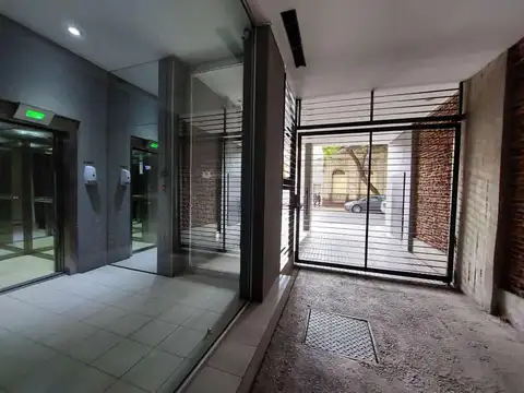 Amplia cochera cubierta en planta baja sin rampa