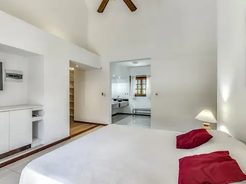 CASA VENTA 4 DORMITORIOS BEVERLY HILLS