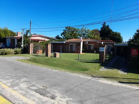 Casa 9 ambientes con 2 baños