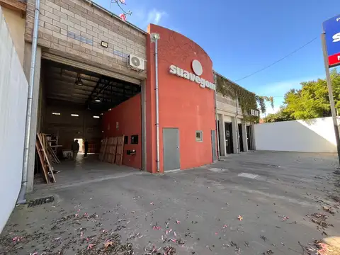 Deposito con importante vidriera comercial.