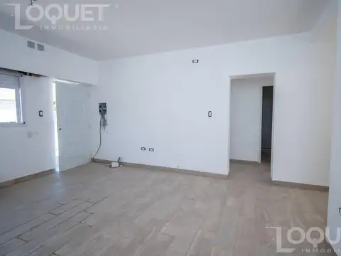 Casa al frente 2 dormitorios, en venta. A metros de Av. Galicia, Santa Fe