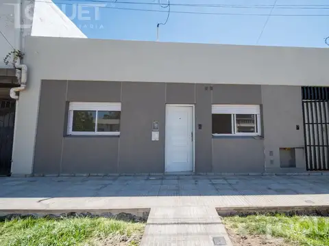Casa al frente 2 dormitorios, en venta. A metros de Av. Galicia, Santa Fe