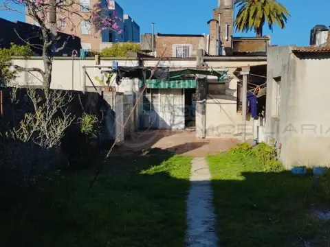 CASA CENTRICA CON LOCAL Y DEPARTAMENTO.
