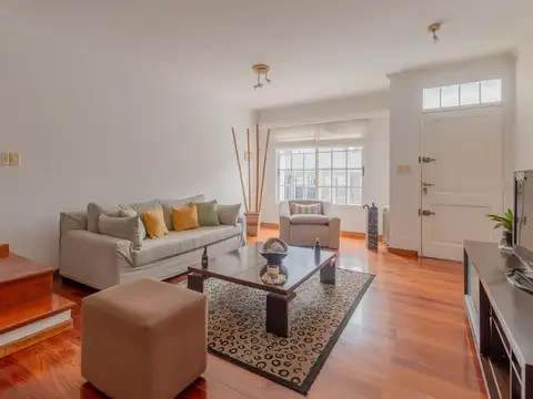 4 Ambientes + playroom con Jardín con 2 cocheras •