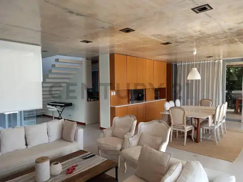 Casa en Alquiler con 2 cocheras