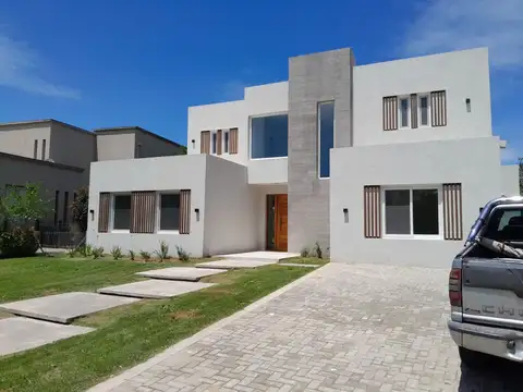 Casa en venta al golf Haras Santa Maria Escobar