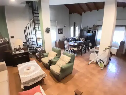Casa en Venta con 3 cocheras