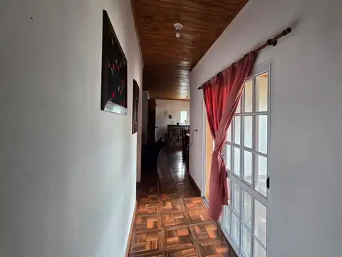 Se vende casa en planta alta con dos locales