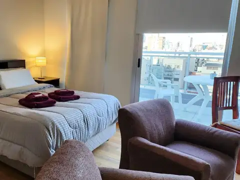 Amplio estudio moderno con balcón terraza