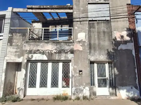 Amplia casa a refaccionar