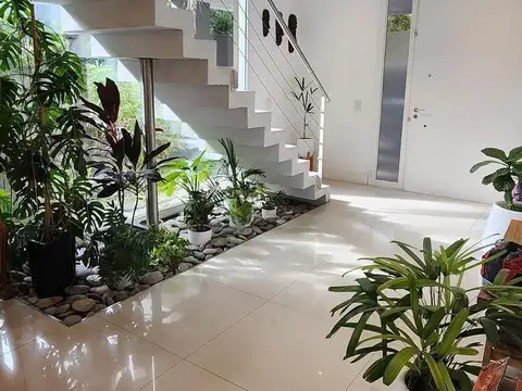 Casa 7 ambientes con 4 baños