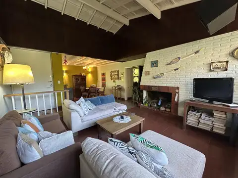 Casa en Venta con 3 cocheras