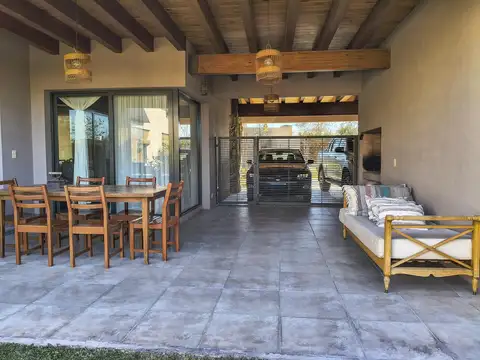 Casa en Alquiler con 2 cocheras