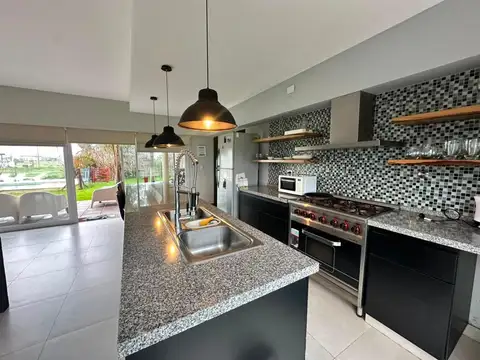 Casa 4 ambientes con 2 baños