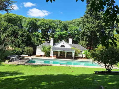 Casa 8 ambientes con 4 baños