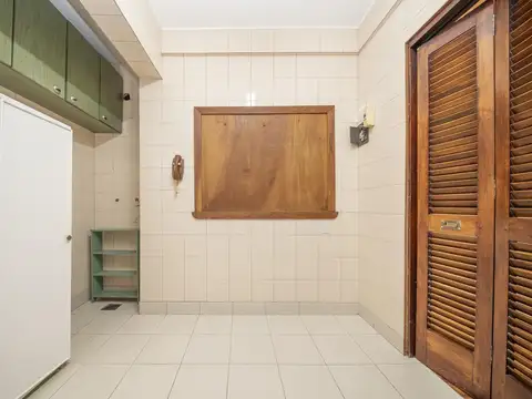 3 Ambientes al frente con balcón -  Living y comedor - Excelente estado