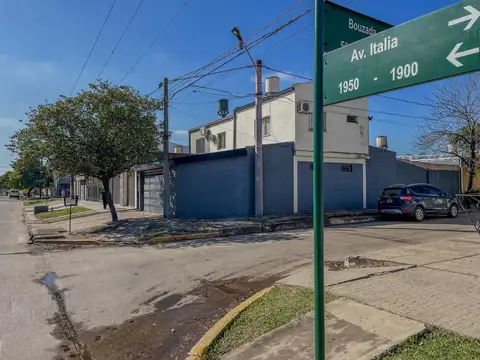 Duplex en venta sobtre  Avenida Italia  con 5 dormitorios