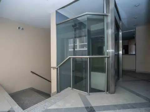 Local en Venta Via Púb.