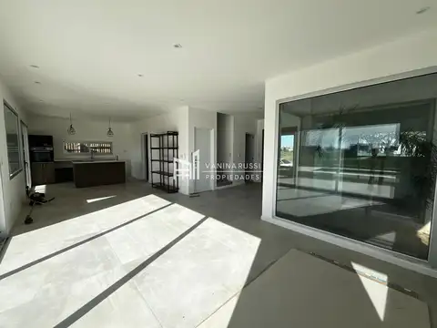 Casa 5 ambientes con 3 baños