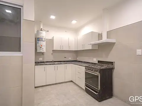 Excelente departamento de 4 amb Reciclado - al frente con Encargado.