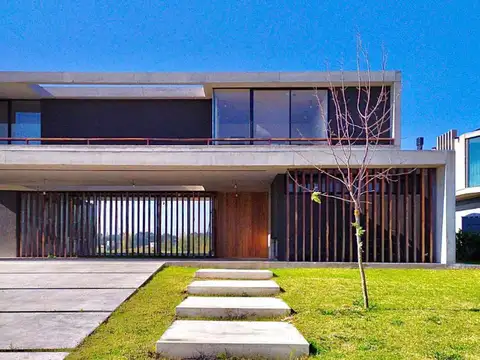 Casa sobre cancha de golf en la Calesa - URDAPILLETA PROPIEDADES