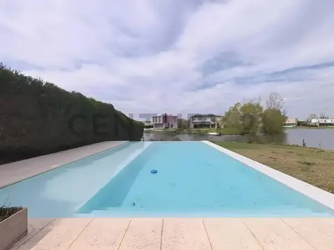 Casa con Vista a la Laguna Principal y Pileta en Lote Esquina – El Cantón | Acep
