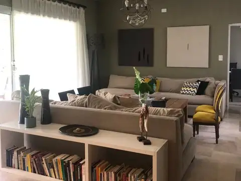 Casa en Alquiler Temporal con 2 cocheras