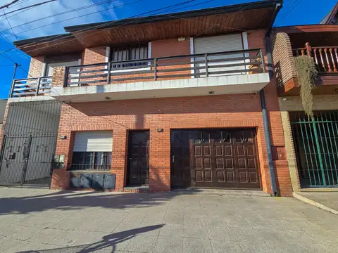 Chalet 3 amb. (P.A) con garage y playroom - Los Platanos y Ayolas