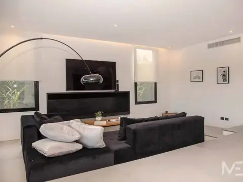 Casa en Venta con 3 cocheras