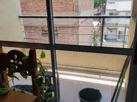 Departamento de 2 ambientes en 2do piso contrafrente. Liv/Com - Dormitorio - Balcon. APTO CREDITO
