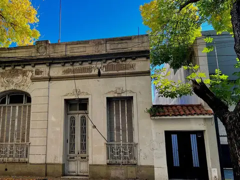 Cerrito y Mitre - CASA DE 3 DORMITORIOS A RECICLAR